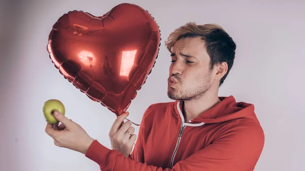 Een Man Met Een Vrolijk Gezicht Houdt Een Groene Appel — Stockfoto