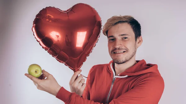 Een Man Met Een Vrolijk Gezicht Houdt Een Groene Appel — Stockfoto