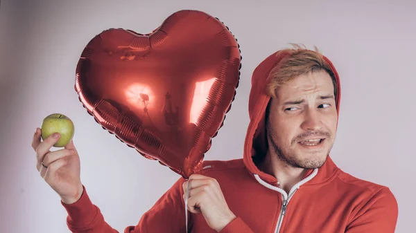 Een Man Met Een Vrolijk Gezicht Houdt Een Groene Appel — Stockfoto