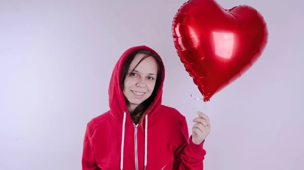 Uma Menina Uma Camisola Vermelha Mão Balão Vermelho Forma Coração — Fotografia de Stock