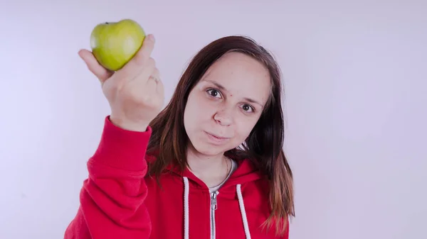 女性の手を保持している白い背景に分離された緑の果実は クローズ アップ 女の子の顔は 新鮮なリンゴを保持しています 園芸と秋のコンセプトです 女性プレゼント自家製収穫 — ストック写真