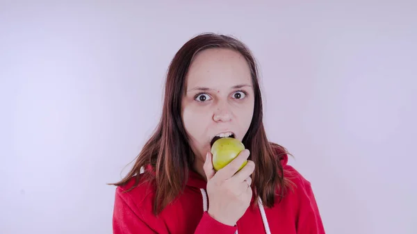 Női Kéz Tart Zöld Gyümölcs Elszigetelt Fehér Background Közelről Lány — Stock Fotó