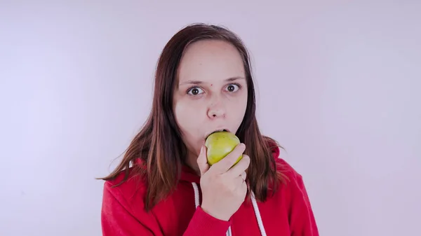 Kvinnlig Hand Håller Grön Frukt Isolerad Vit Bakgrund Nära Håll — Stockfoto