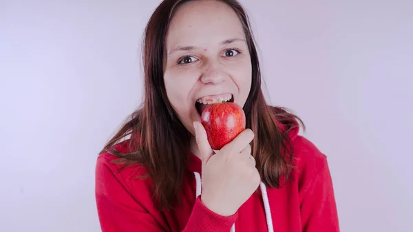 Vrouwelijke Hand Houdt Rood Fruit Geïsoleerd Een Witte Achtergrond Close — Stockfoto