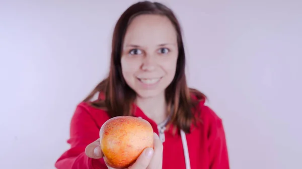 Mão Feminina Mantém Fruta Vermelha Isolada Fundo Branco Perto Cara — Fotografia de Stock