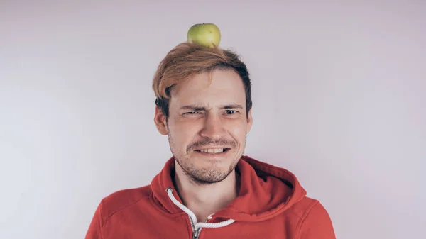 Adamın Kafasına Yeşil Elma — Stok fotoğraf