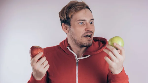 Man Met Rode Groene Appel Geïsoleerd Een Witte Achtergrond Het — Stockfoto