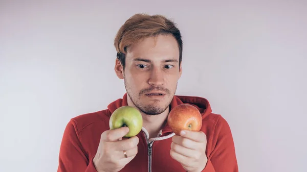 Homme Tenant Pomme Rouge Verte Isolé Sur Fond Blanc Concept — Photo