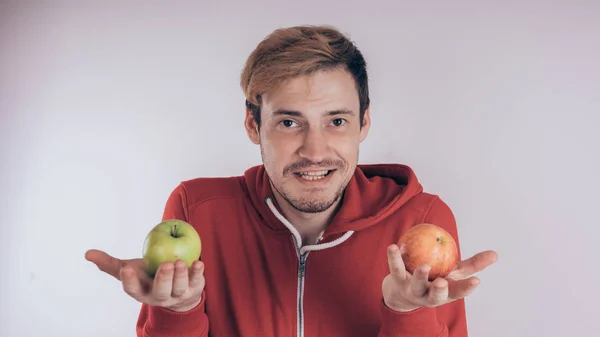 Man Håller Röda Och Gröna Apple Isolerad Vit Bakgrund Begreppet — Stockfoto