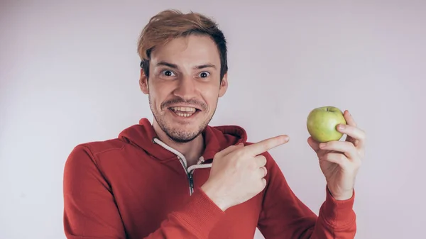 Kille Med Ett Glatt Ansikte Rymmer Ett Grönt Äpple Vit — Stockfoto
