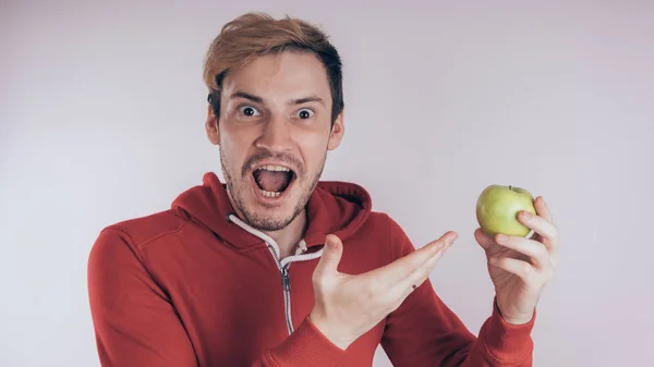陽気な顔の男は 白い背景に緑のリンゴを保持しています 健康に良い食べ物の愛の概念 — ストック写真