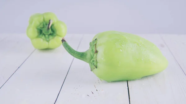 Två Färska Gröna Paprikor Vacker Grön Paprika Vit Bakgrund — Stockfoto