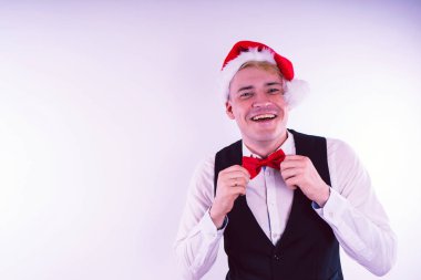 Beyaz arka plan üzerinde Noel Baba'nın şapkalı adam. Noel kavramı ofis.