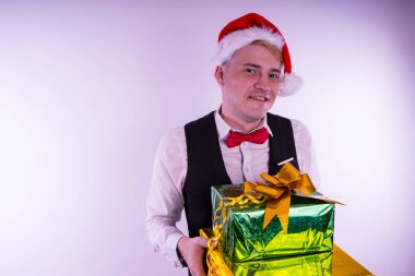 Noel Baba'nın şapkalı adam. Noel kavramı ofis. Beyaz arka plan üzerinde hediyeler ile adam