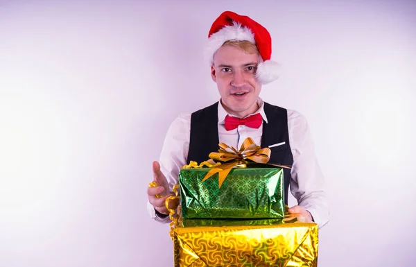 Человек Шляпе Санты Концепция Рождества Офисе Парень Подарками Белом Фоне — стоковое фото