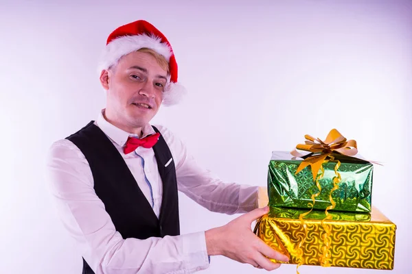 サンタさんの帽子の男 事務所でクリスマスのコンセプト 白い背景の上のギフトを持つ男 — ストック写真