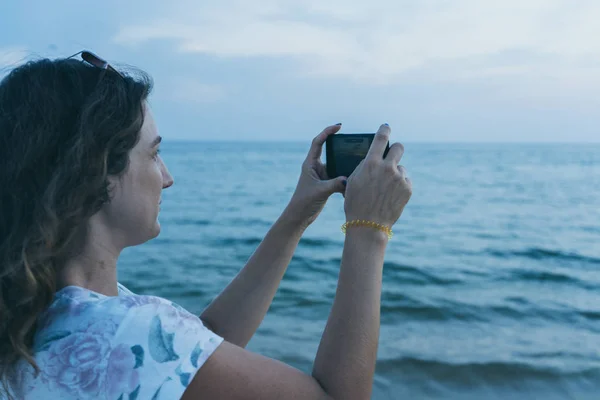 Uma Menina Praia Com Telefone Celular Tira Fotos Mar — Fotografia de Stock