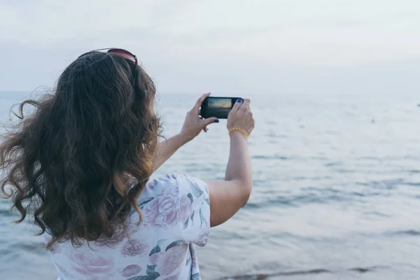 Uma Menina Praia Com Telefone Celular Tira Fotos Mar — Fotografia de Stock