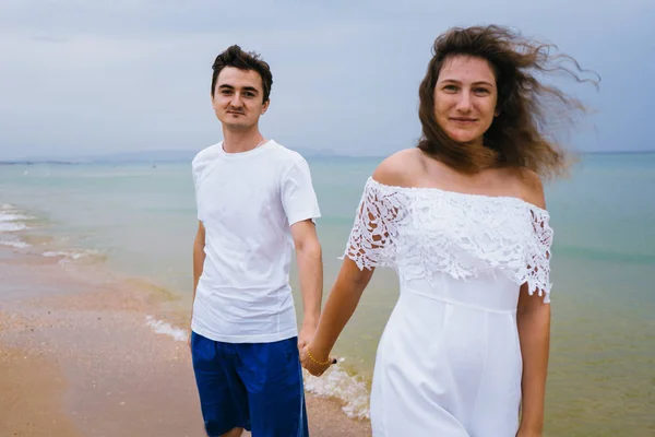 这对快乐的夫妇在海滩或大海中漫步 恋人们沿着海岸散步 — 图库照片