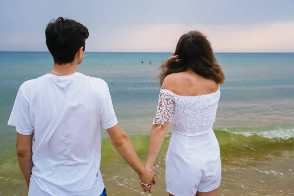 Pareja Feliz Paseando Por Playa Océano Amor Pareja Caminando Largo —  Fotos de Stock