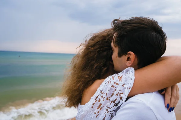 Pareja Feliz Paseando Por Playa Océano Amor Pareja Caminando Largo —  Fotos de Stock