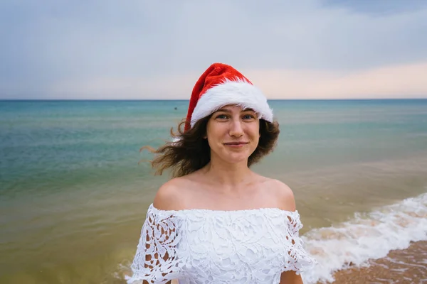 Happy Girl Souriant Dans Chapeau Santa Claus Sur Plage Mer — Photo