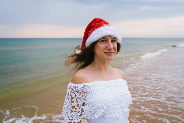 Happy Girl Souriant Dans Chapeau Santa Claus Sur Plage Mer — Photo