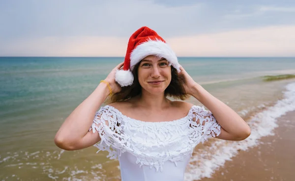 Happy Girl Souriant Dans Chapeau Santa Claus Sur Plage Mer — Photo