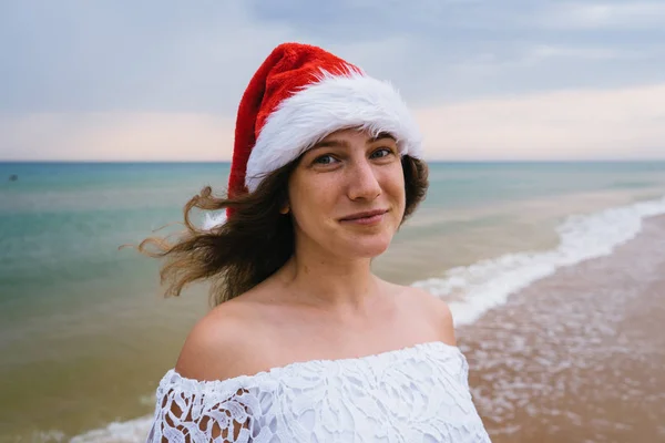 Šťastná Dívka Úsměvem Santa Claus Klobouk Pláži Moře Žena Dlouhé — Stock fotografie