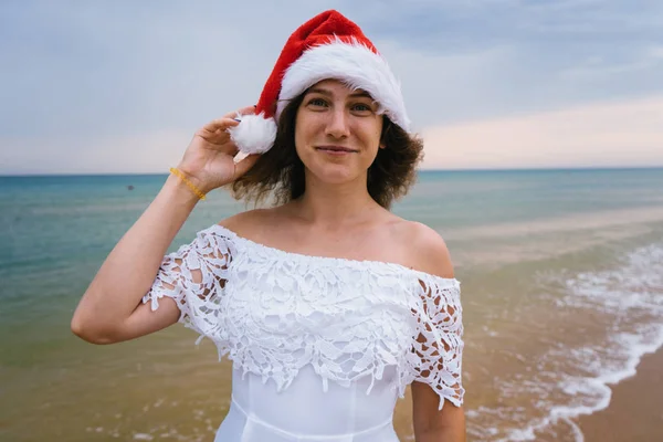 Chica Feliz Sonriendo Santa Claus Sombrero Playa Del Mar Mujer — Foto de Stock