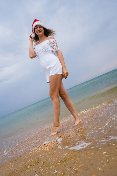 Happy Girl Souriant Dans Chapeau Santa Claus Sur Plage Mer — Photo