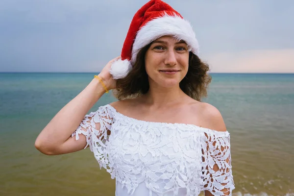 Happy Girl Souriant Dans Chapeau Santa Claus Sur Plage Mer — Photo