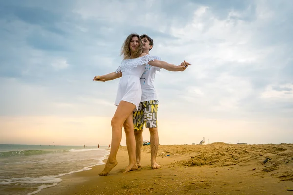 Счастливая Пара Прогуливается Пляжу Океану Влюбленная Пара Прогуливается Вдоль Побережья — стоковое фото