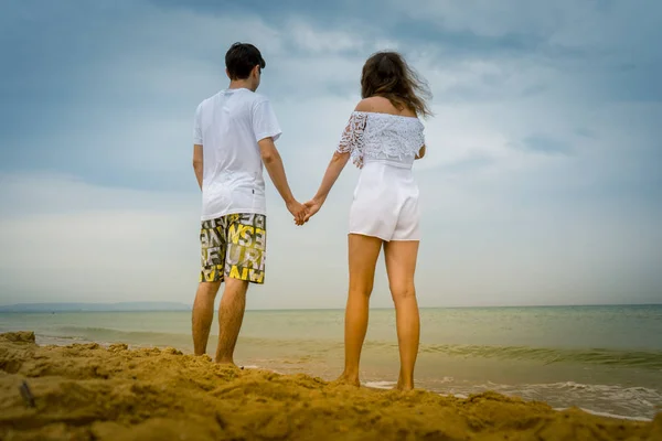 Coppia Felice Passeggiando Lungo Spiaggia Oceano Amore Coppia Piedi Lungo — Foto Stock