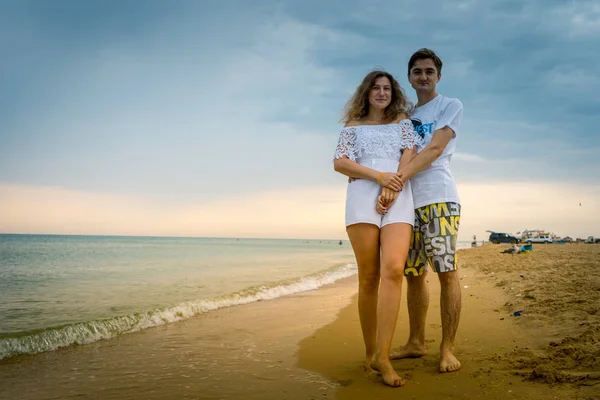 Pareja Feliz Paseando Por Playa Océano Amor Pareja Caminando Largo —  Fotos de Stock