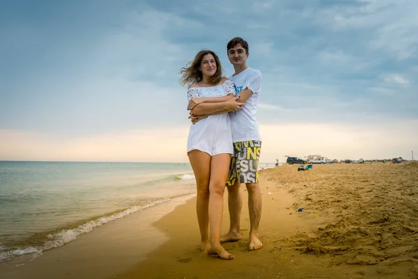 Pareja Feliz Paseando Por Playa Océano Amor Pareja Caminando Largo —  Fotos de Stock