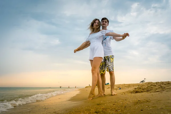 Pareja Feliz Paseando Por Playa Océano Amor Pareja Caminando Largo —  Fotos de Stock