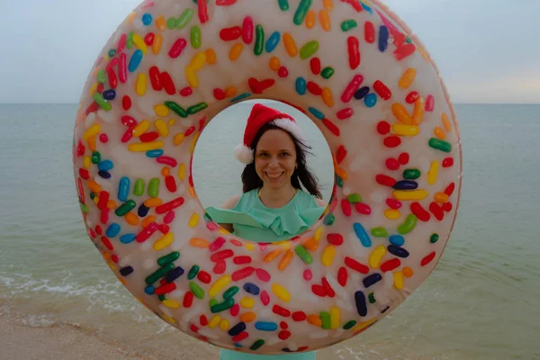 Belle Fille Sur Plage Dans Bonnet Comme Père Noël Tenant — Photo