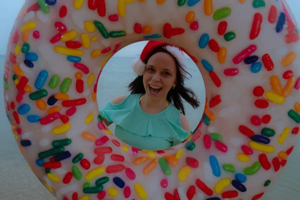 Beautiful Girl Beach Cap Santa Claus Holding Inflatable Circle Form — Stock Photo, Image