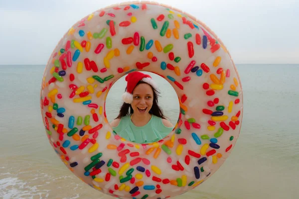 클로스 도넛의 형태로 모자에 해변에 크리스마스 — 스톡 사진