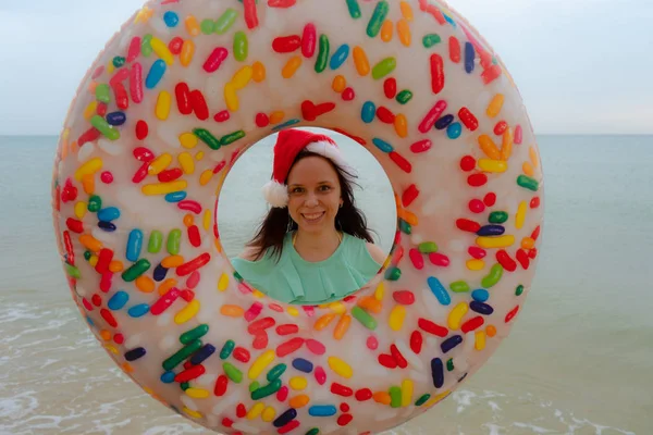 Belle Fille Sur Plage Dans Bonnet Comme Père Noël Tenant — Photo