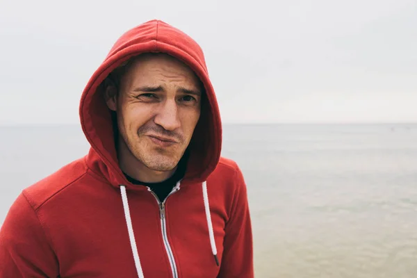 Emotionele Man Een Zandstrand Atleet Aan Kust Van Zee — Stockfoto