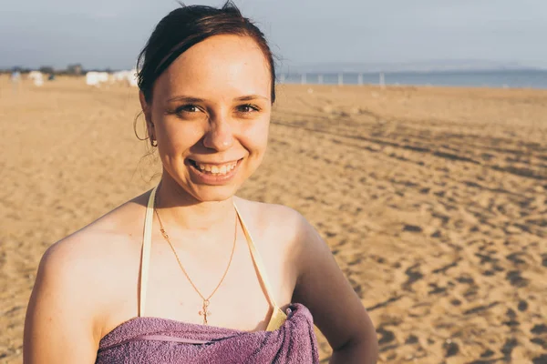 Una Chica Envuelta Una Toalla Para Una Playa Arena Mira — Foto de Stock