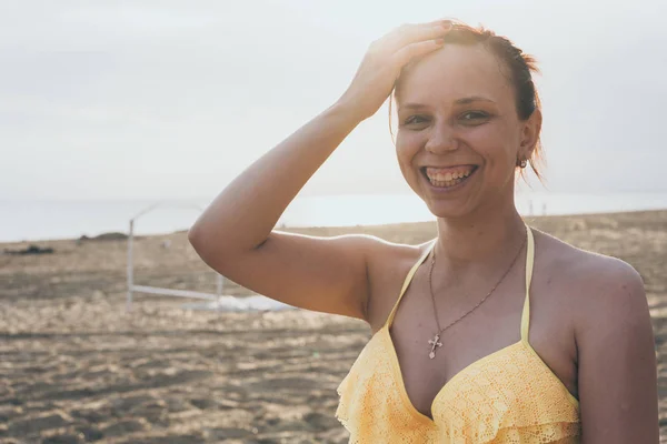Girl Yellow Swimsuit Sandy Beach — Stock Photo, Image