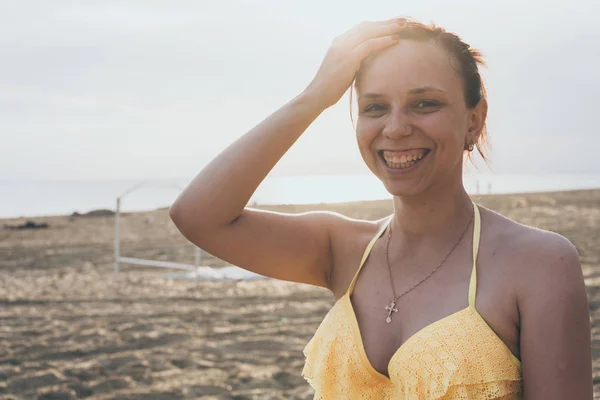 Chica Traje Baño Amarillo Una Playa Arena — Foto de Stock