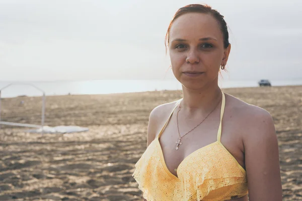 Dziewczyna Żółty Strój Kąpielowy Plaży — Zdjęcie stockowe