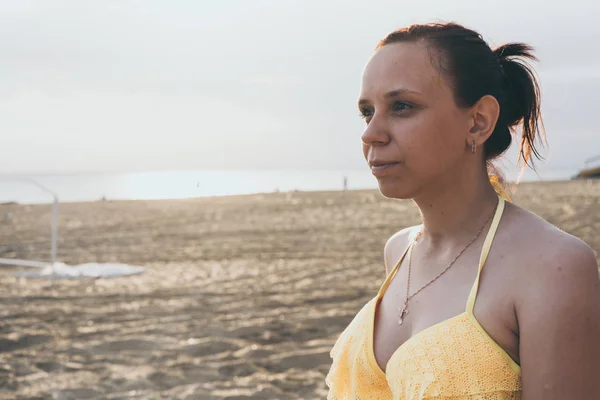 Fille Maillot Bain Jaune Sur Une Plage Sable — Photo