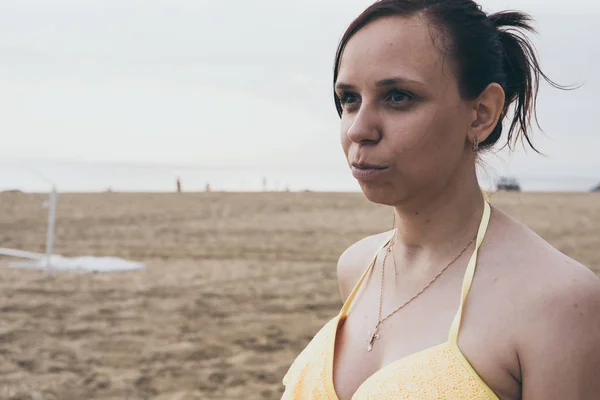 Chica Traje Baño Amarillo Una Playa Arena — Foto de Stock