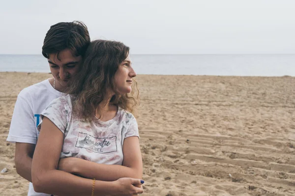 Pareja Feliz Paseando Por Playa Océano Amor Pareja Caminando Largo —  Fotos de Stock