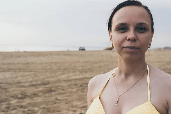 Chica Traje Baño Amarillo Una Playa Arena — Foto de Stock